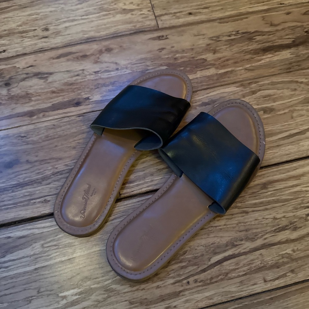Universal Thread Black and Tan Slide Sandals